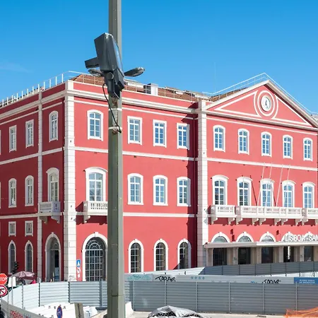 Alfama Very Well-connected