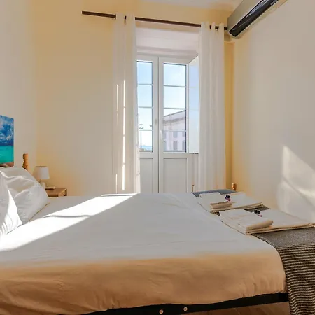 Alfama Very Well-connected *