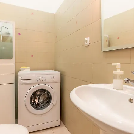 Alfama Very Well-connected *